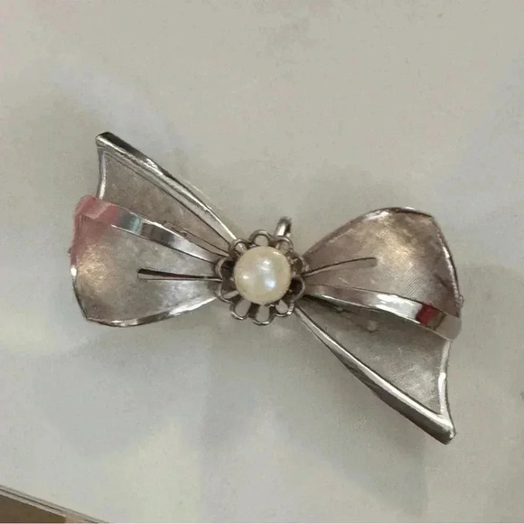 Jewelry - Vintage Bow Brooch